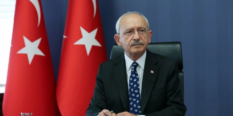Kılıçdaroğlu ve eşinin içinde bulunduğu araç kaza yaptı