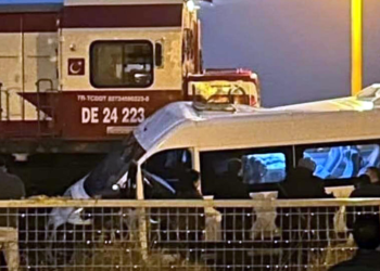 Kırklareli'de yük treni işçi servis minibüsüne çarptı; 2 yaralı