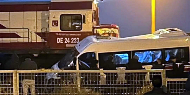 Kırklareli'de yük treni işçi servis minibüsüne çarptı; 2 yaralı