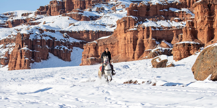 'Kırmızı Periler Diyarı' beyaza büründü
