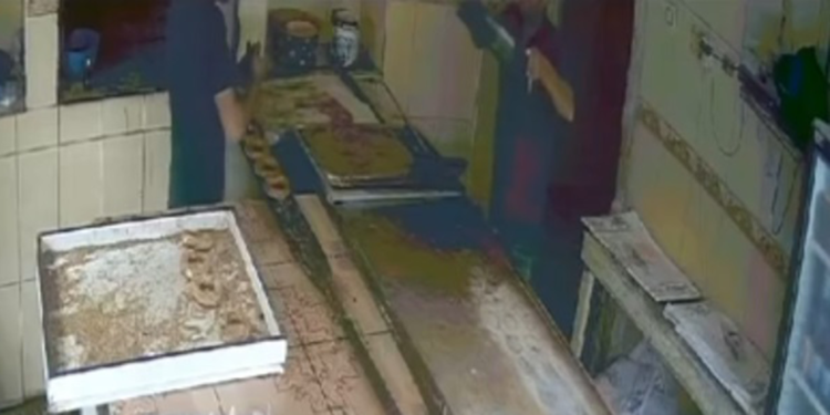 Kızgın pekmezi başına döken fırın çalışanı ağır yaralandı