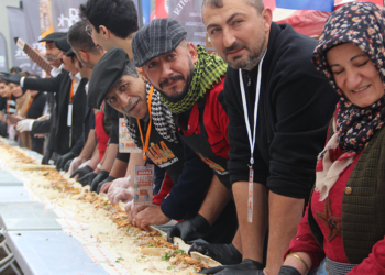 Kocaeli’de 141 metre Adana döneri ikram edildi