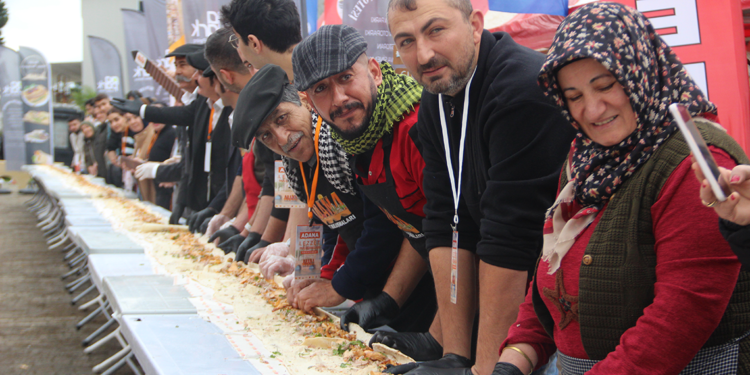 Kocaeli’de 141 metre Adana döneri ikram edildi