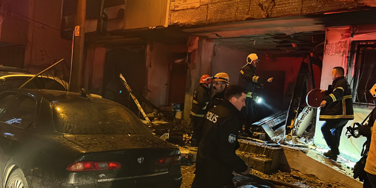 Kocaeli'de 4 katlı binada doğal gaz kaynaklı patlama; 14 yaralı