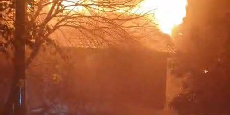 Kocaeli'nde 2 katlı ahşap ev alev alev yandı