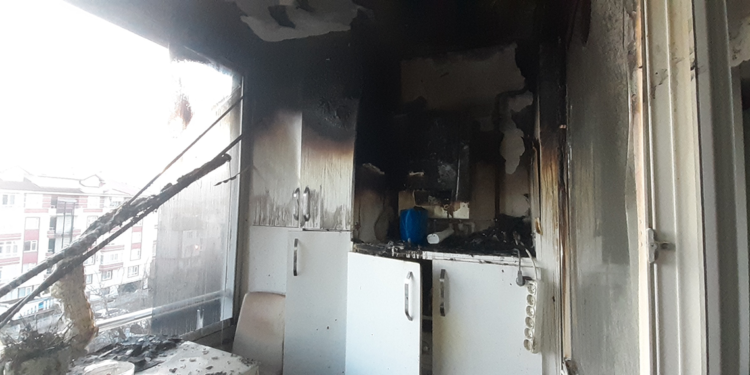 Kombiden çıkan yangında 3 kişi dumandan etkilendi