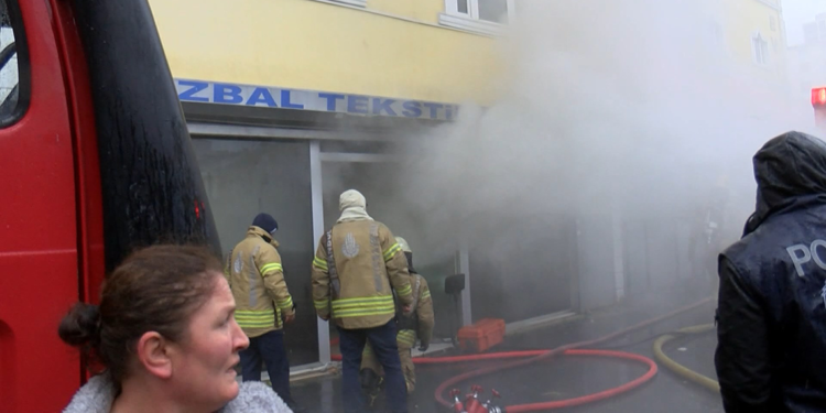 Küçükçekmece'de tekstil atölyesinde çıkan yangın söndürüldü