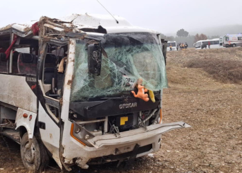 Kütahya'da işçi servisi şarampole devrildi; 1 ölü, 9 yaralı