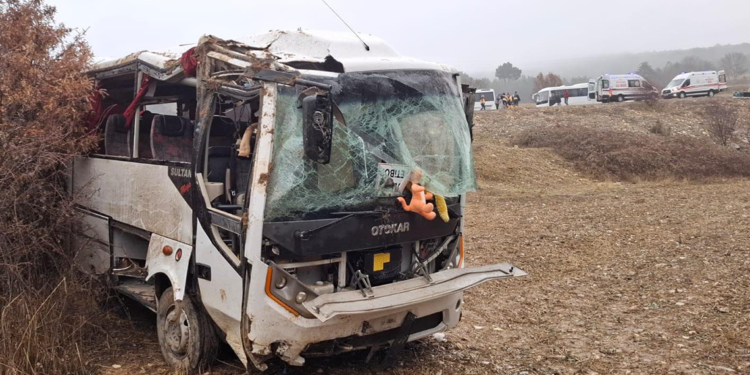 Kütahya'da işçi servisi şarampole devrildi; 1 ölü, 9 yaralı