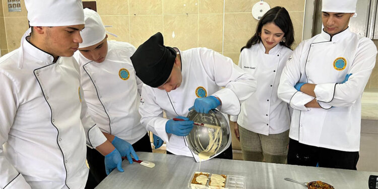 Liseliler, 'Kapadokya çikolatası' üretti