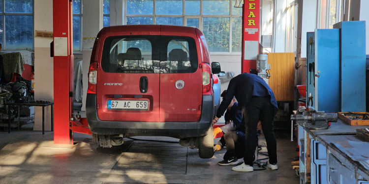 Lastikçide randevu bulamayan bu okula koşuyor