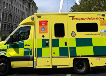 Londra'da bir kişi aracını kaldırımda yürüyenlerin üzerine sürdü