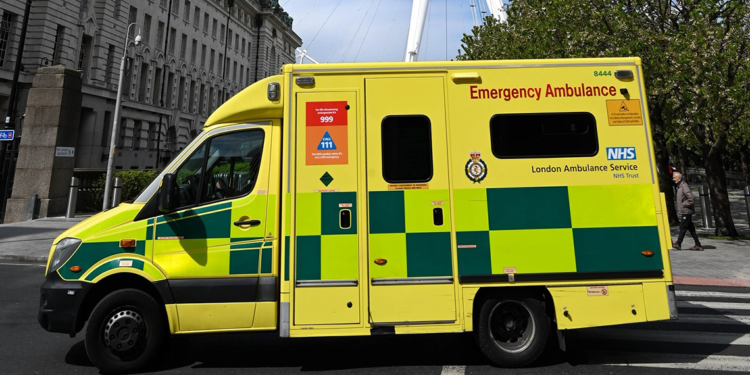 Londra'da bir kişi aracını kaldırımda yürüyenlerin üzerine sürdü