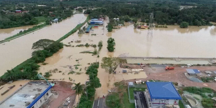 Malezya'da sel nedeniyle 150 bin kişi tahliye edildi
