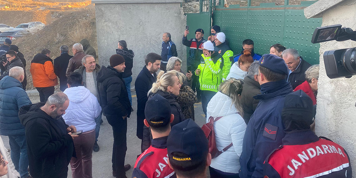 Mamak'ta hayvan katliamı iddiası: Sahipsiz hayvanların bulunduğu barınakta aç kalan köpeklerin birbirlerini parçaladığı iddiaları üzerine hayvanseverler duruma tepki gösterdi.