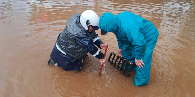 Marmaris'te sağanak nedeniyle cadde ve sokaklar suyla doldu