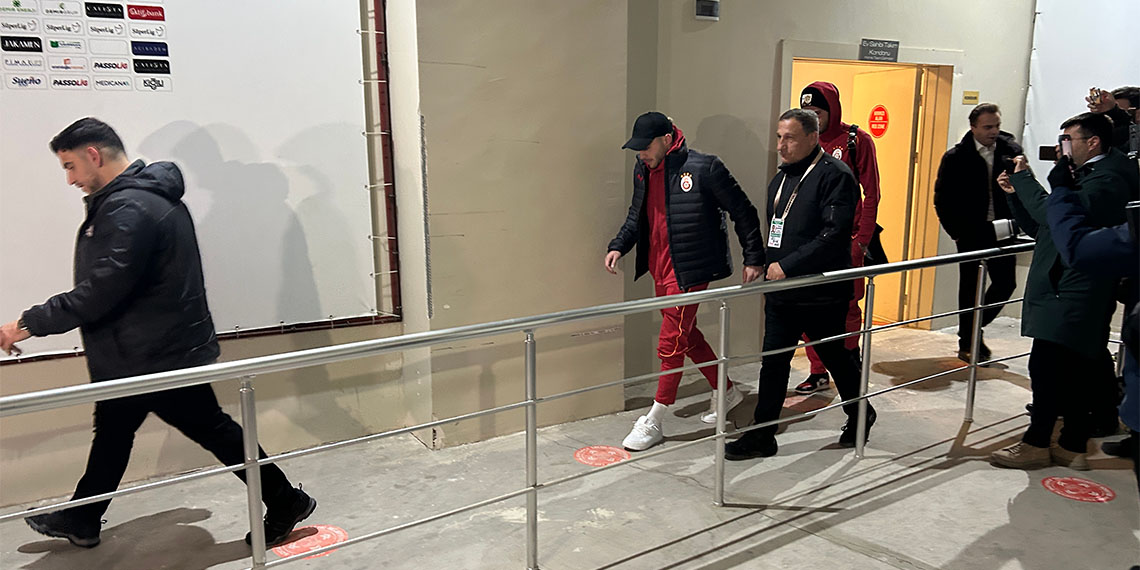 Galatasaray İkinci Başkanı Metin Öztürk, "Fenerbahçe maçında oynamayan bir oyuncu bugün kasıtlı olarak Barış Alper Yılmaz'ı, milli futbolcumuzu katletti. Riva'dakiler bir an önce istifa etsin" dedi.