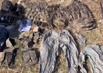 Teröristlere ait bir mağarada çok sayıda silah ve mühimmat ele geçirildi