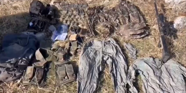 Teröristlere ait bir mağarada çok sayıda silah ve mühimmat ele geçirildi