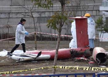 Ambulans helikopterin enkazında kaza kırım incelemesi