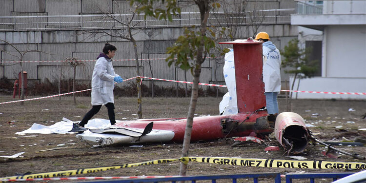 Ambulans helikopterin enkazında kaza kırım incelemesi