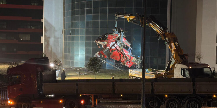 Ambulans helikopterin enkazı kaldırıldı