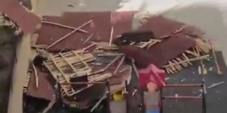 Mardin'de kuvvetli rüzgarda çatı uçtu