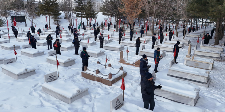 'Milli Bilinç Kampı'na' katılan 130 izciden Karskapı Şehitliği'ne ziyaret