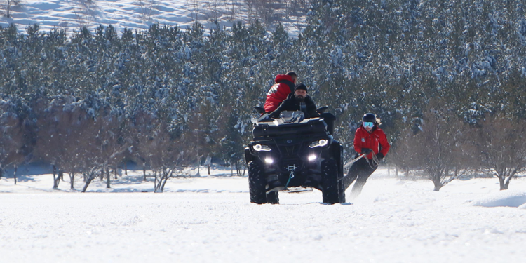 Milli kayakçı Sıla Kara, yüzeyi buz tutan gölde slalom yaptı