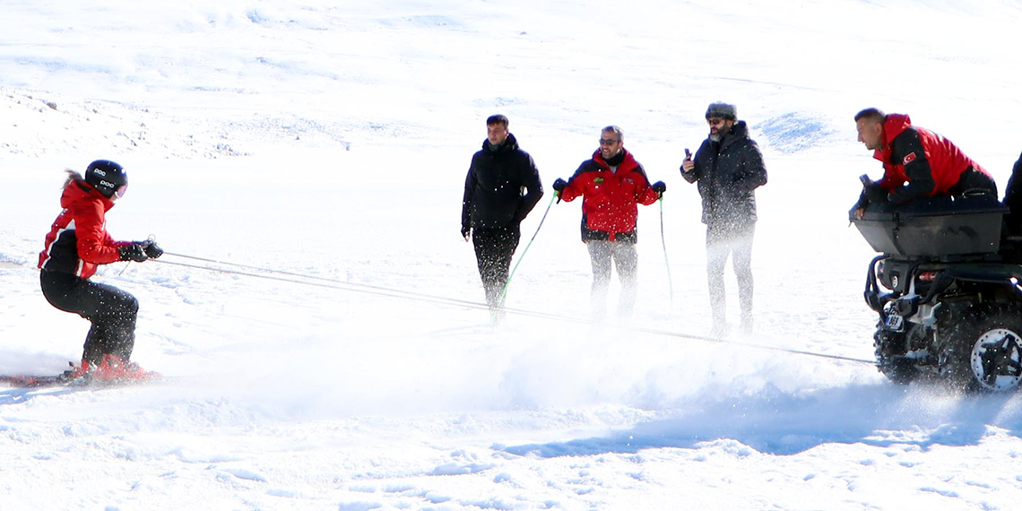 Milli kayakçı Sıla Kara, yüzeyi buz tutan gölde slalom yaptı