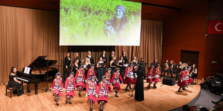Mozaik Koro, Hatay’daki kadınlar için sahne aldı