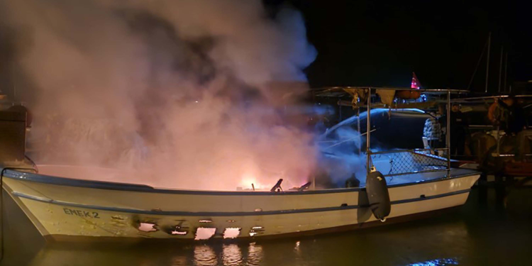 Muğla'da balıkçı teknesi alev alev yandı