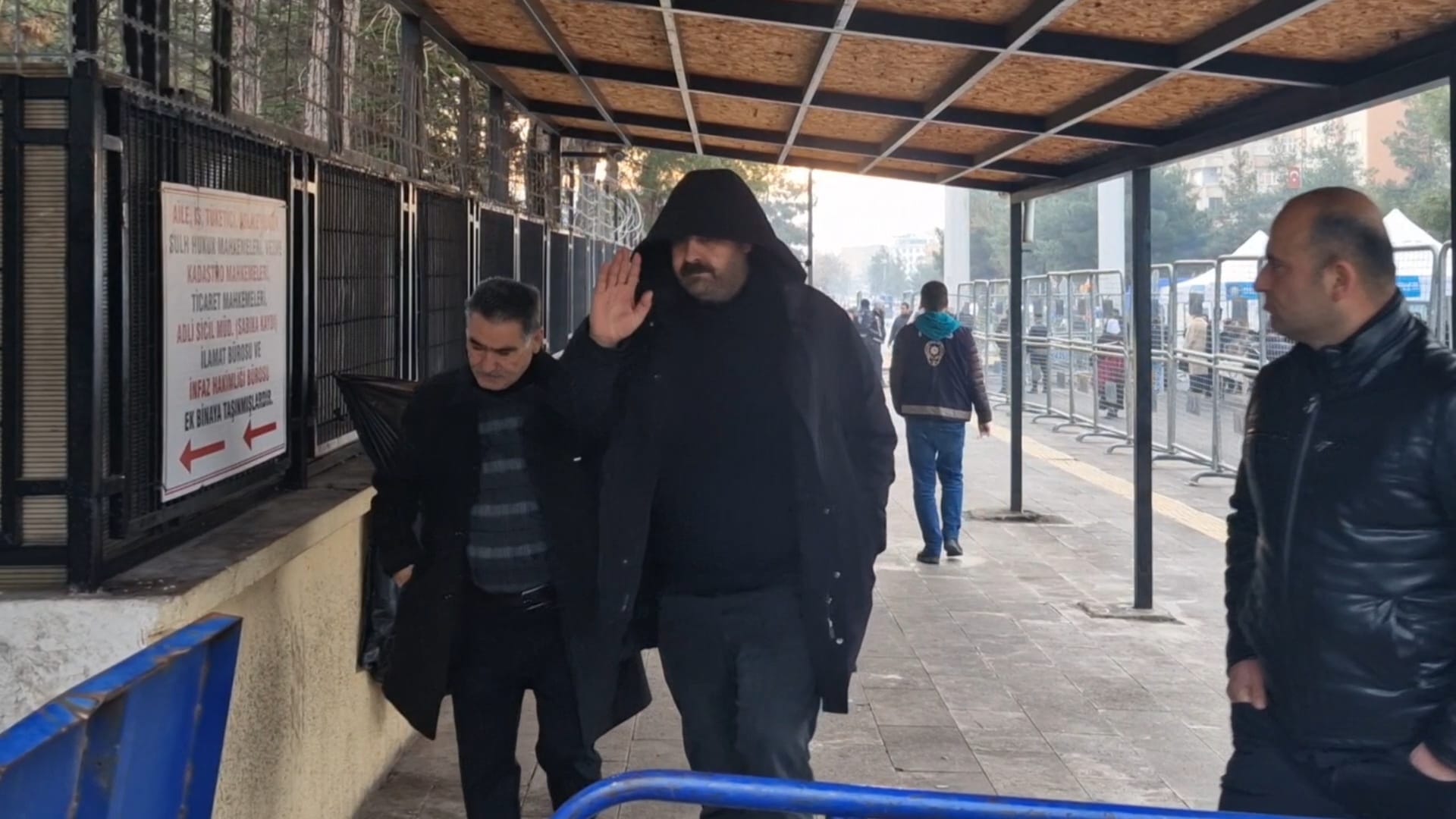 Diyarbakır’da Narin Güran (8) cinayetine ilişkin görülen davanın ikinci duruşması başladı. Baba Arif Güran (ortada), duruşmaya katılmak üzere adliyeye geldi.