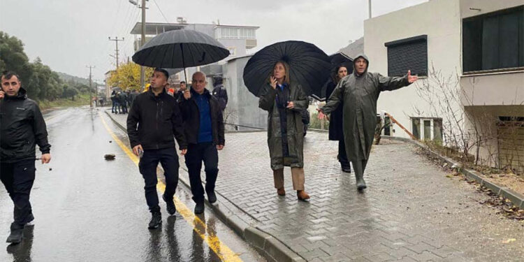 Nazilli'de sağanak yağış; sokaklar suyla doldu