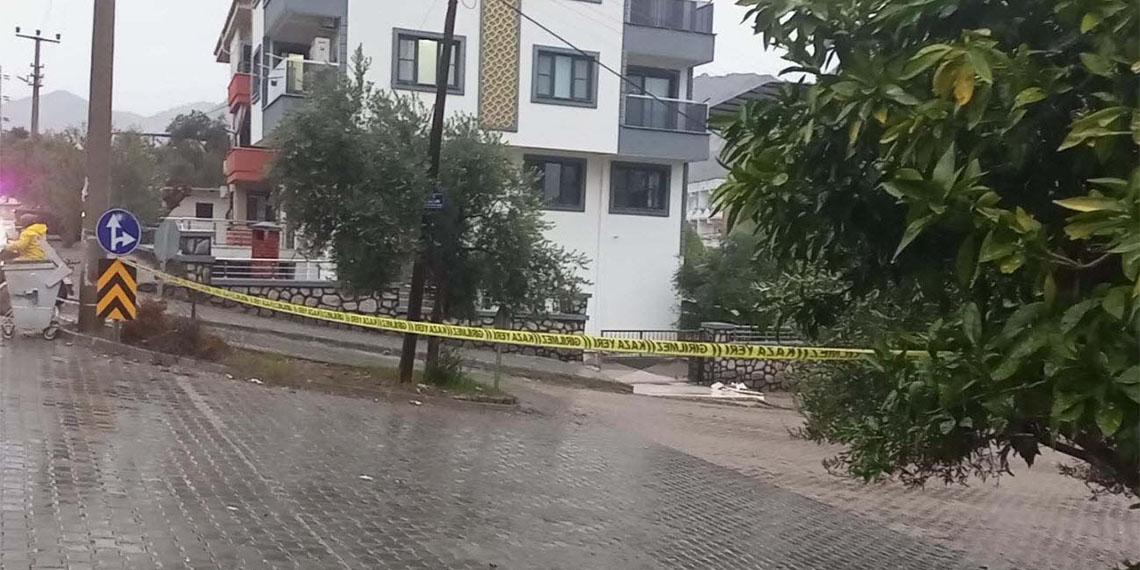 Nazilli'de sağanak yağış hayatı olumsuz etkiledi. Cadde ve sokaklar suyla doldu, heyelan riski olan mahallede inceleme yapıldı.