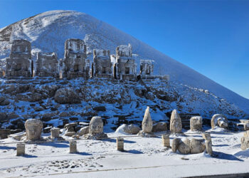 Nemrut Dağı kar yağışının ardından beyaza büründü