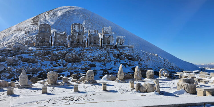 Nemrut Dağı kar yağışının ardından beyaza büründü