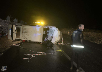 Nevşehir'de devrilen hafif ticari aracın sürücüsü öldü, 1 kişi yaralandı