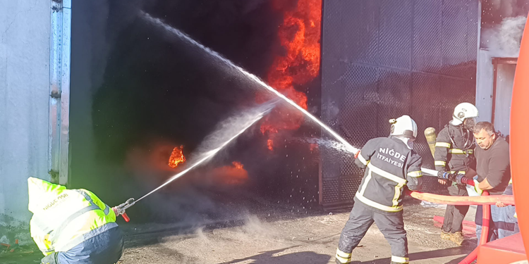 Niğde'de reklam panosu üretilen atölyede yangın