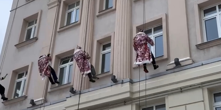 Noel Baba kılığına giren ekipler hasta çocuklara moral verdi