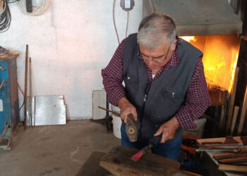 Demir ustalığı mesleğine 60 yıldır devam ediyor