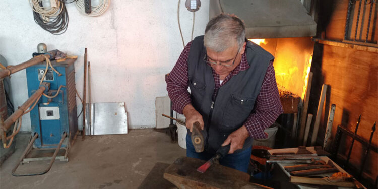 Demir ustalığı mesleğine 60 yıldır devam ediyor