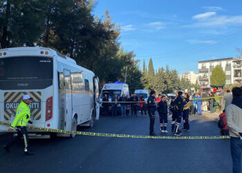 Öğrenci servis midibüsü park halindeki tankere çarptı