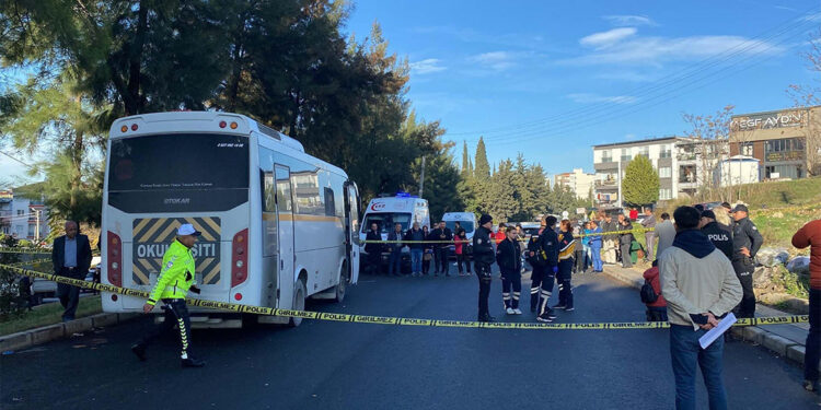 Öğrenci servis midibüsü park halindeki tankere çarptı