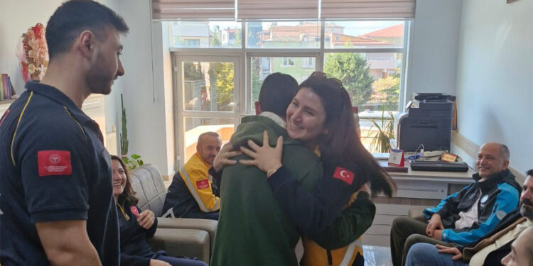 Öğretmenlerinin müdahalesiyle duran kalbi çalıştırılan öğrenci okuluna döndü