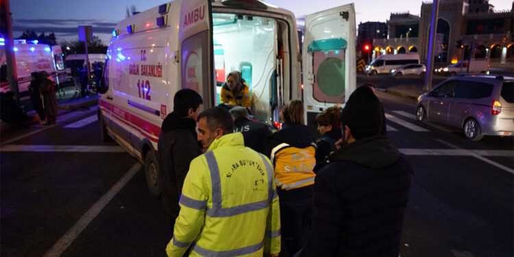 Ankara'da okul servis minibüsü ile hafif ticari araç çarpıştı