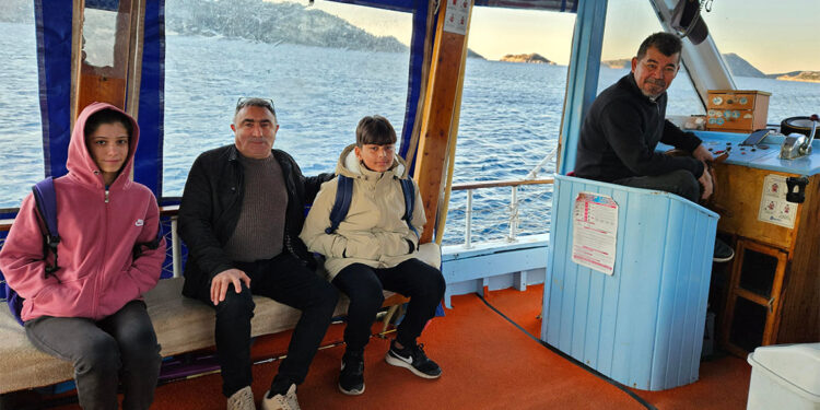 Okula gitmek için tekneyle denizi geçiyorlar
