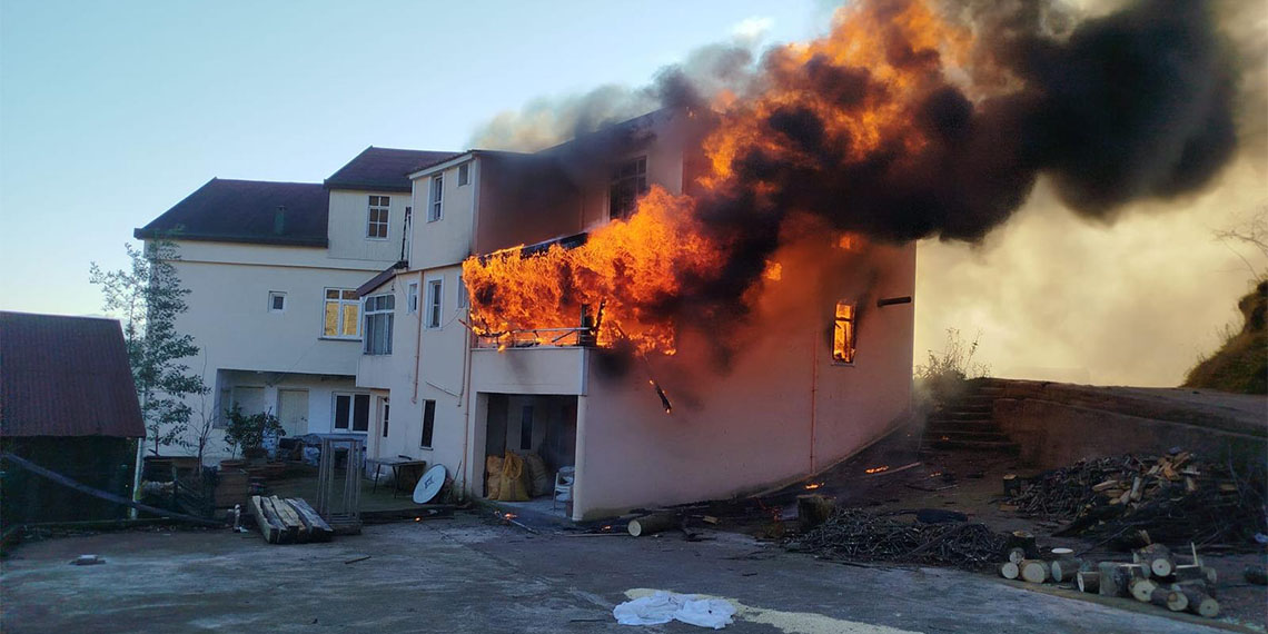 Ordu'da sobadan çıkan yangında 3 evde hasar oluştu, 94 yaşındaki Emine Güngör alevlerin arasında kalarak hayatını kaybetti.