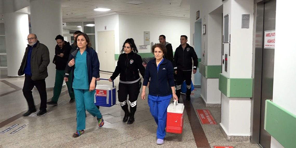 Samsun’da beyin kanaması geçirip tedaviye alındığı hastanede beyin ölümü gerçekleşen su tesisatçısı Halit Çağlar’ın (54) karaciğeri, böbrekleri ve korneaları 5 hastaya umut oldu.