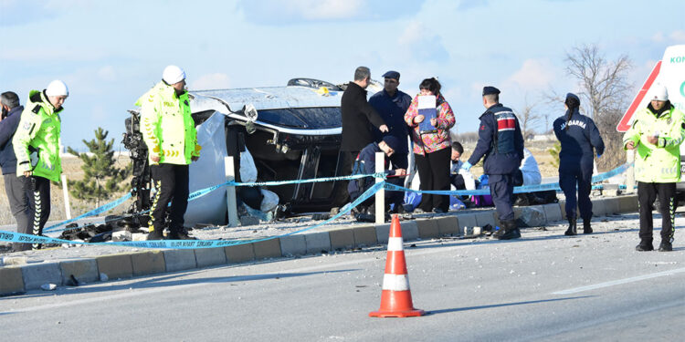 Konya'da otomobil takla attı: 3 ölü